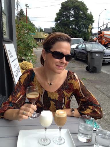 Colleen mit coffee at one of the great places in Seattle: Slate 